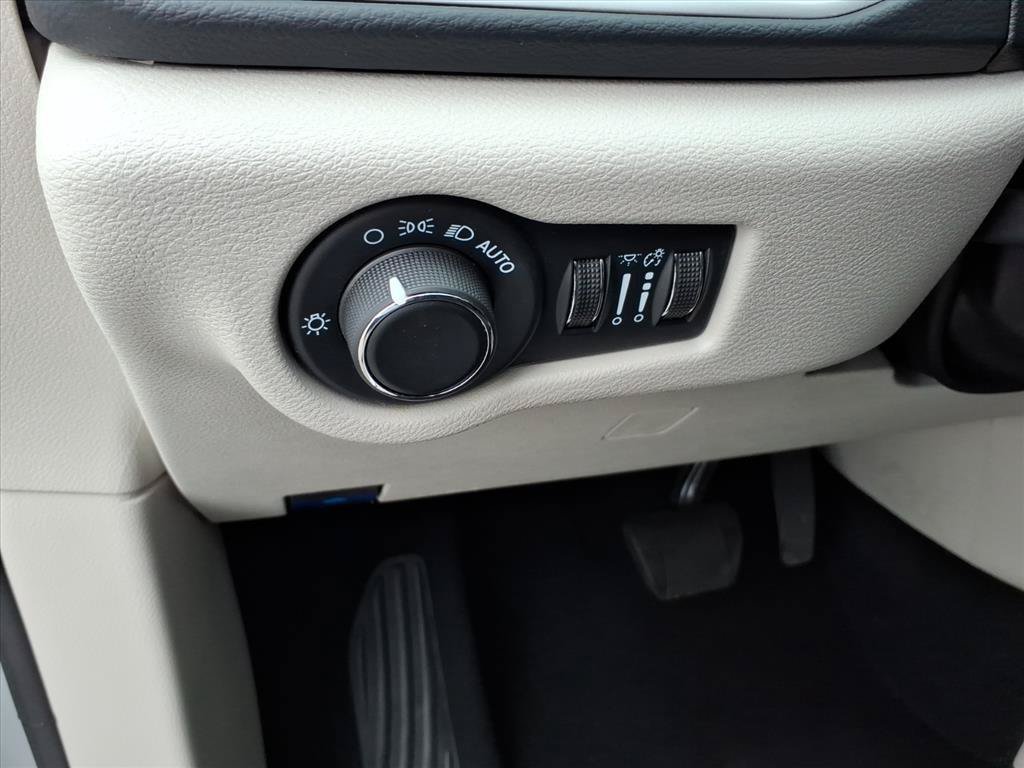 Used 2023 Chrysler Voyager LX FWD image 15