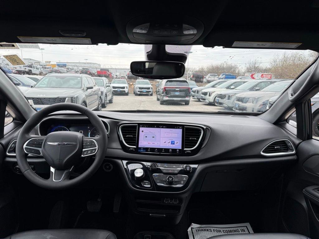 Used 2025 Chrysler Pacifica Select FWD image 23