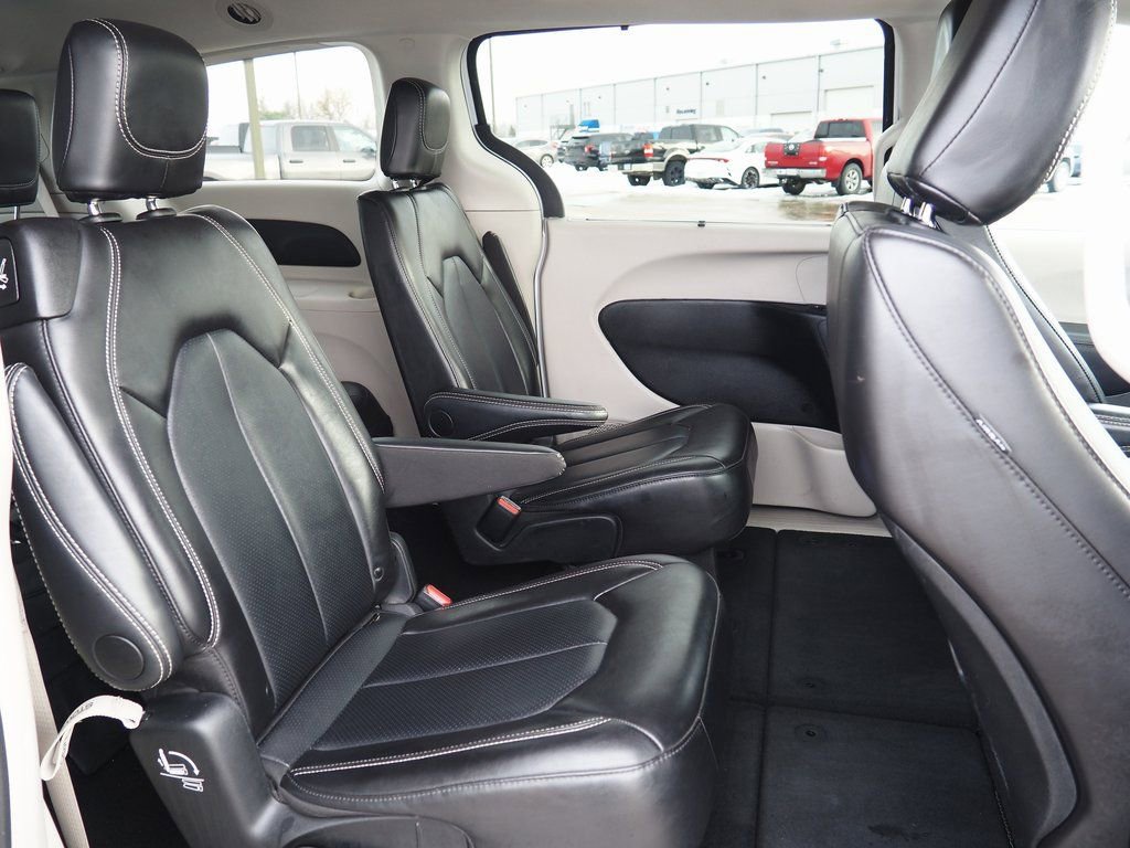 Used 2024 Chrysler Pacifica Touring-L image 10