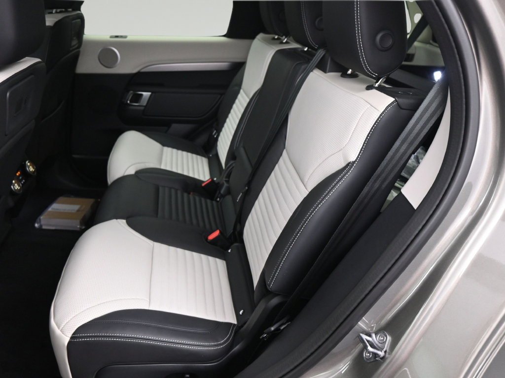 Used 2025 Land Rover Discovery Dynamic SE AWD/4WD image 6