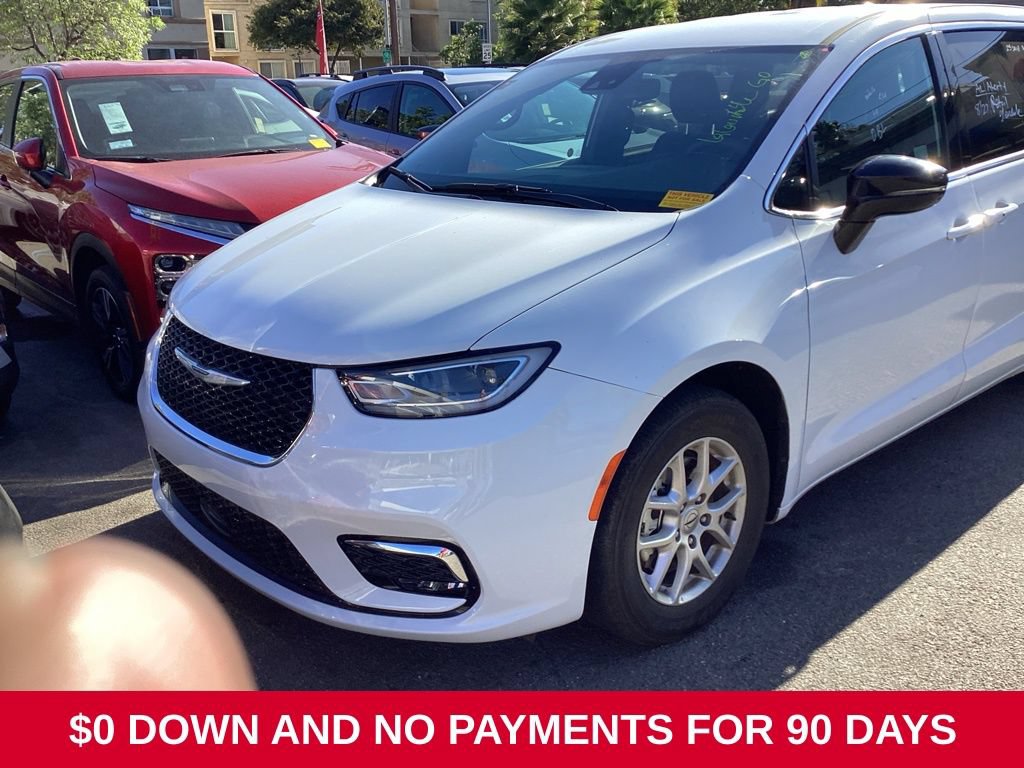 Used 2025 Chrysler Pacifica Select