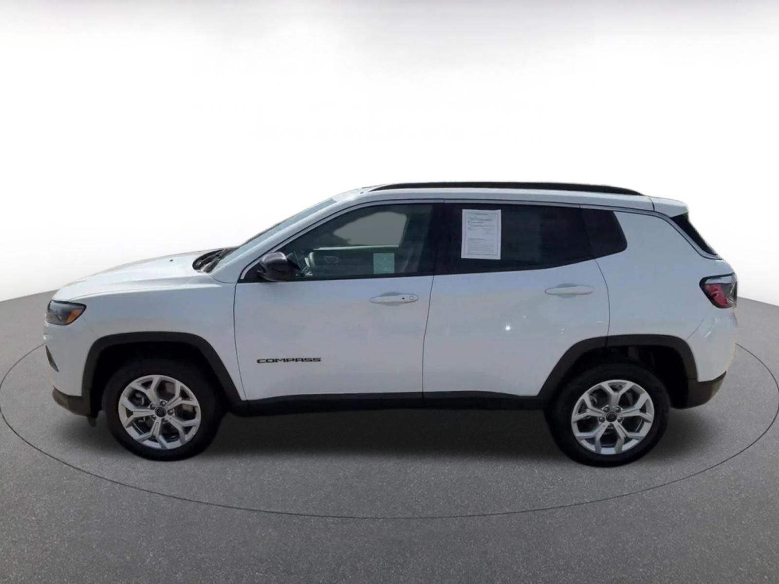 Used 2025 Jeep Compass Latitude AWD/4WD image 9