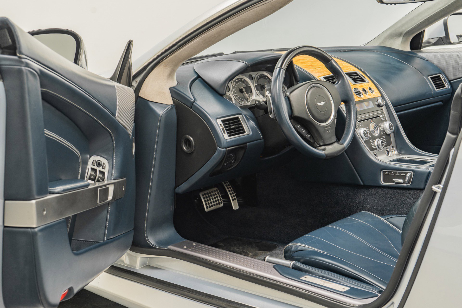 Used 2014 Aston Martin DB9 Volante image 23