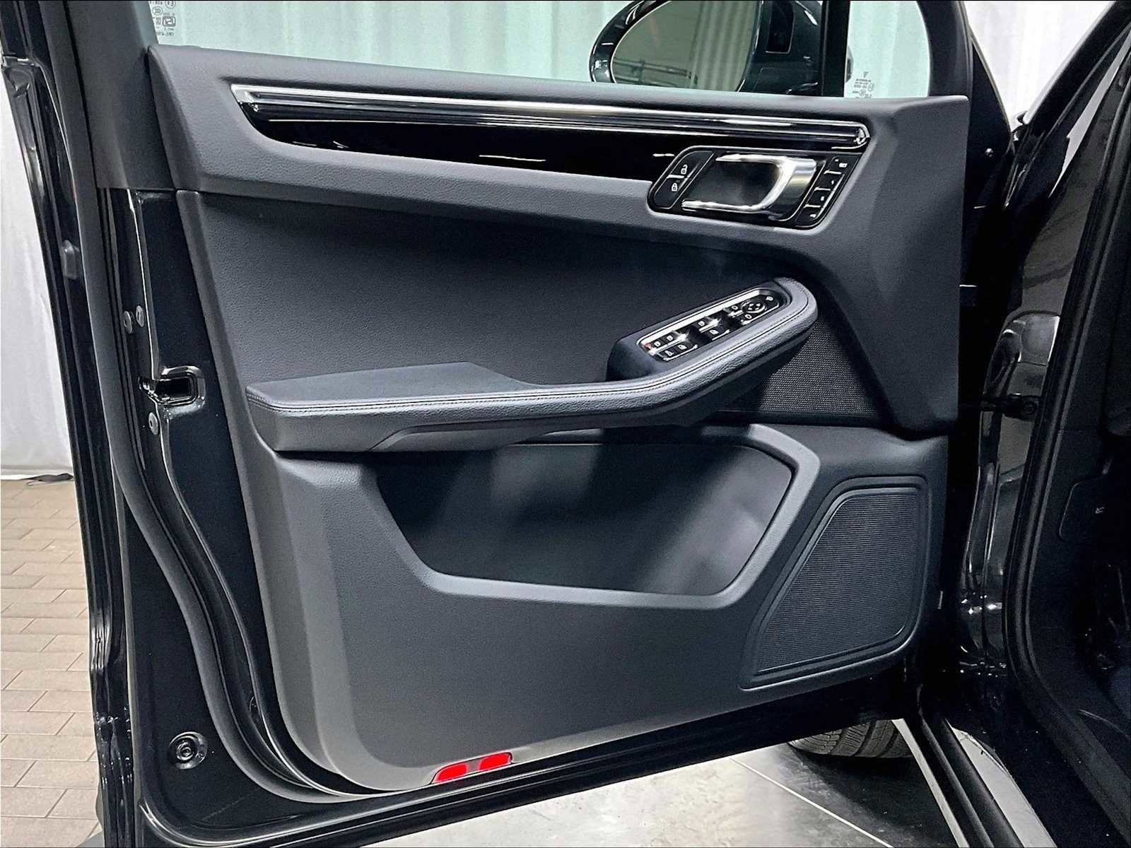 Used 2025 Porsche Macan image 25