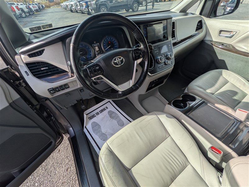 Used 2015 Toyota Sienna XLE w/ XLE Navigation Package image 12