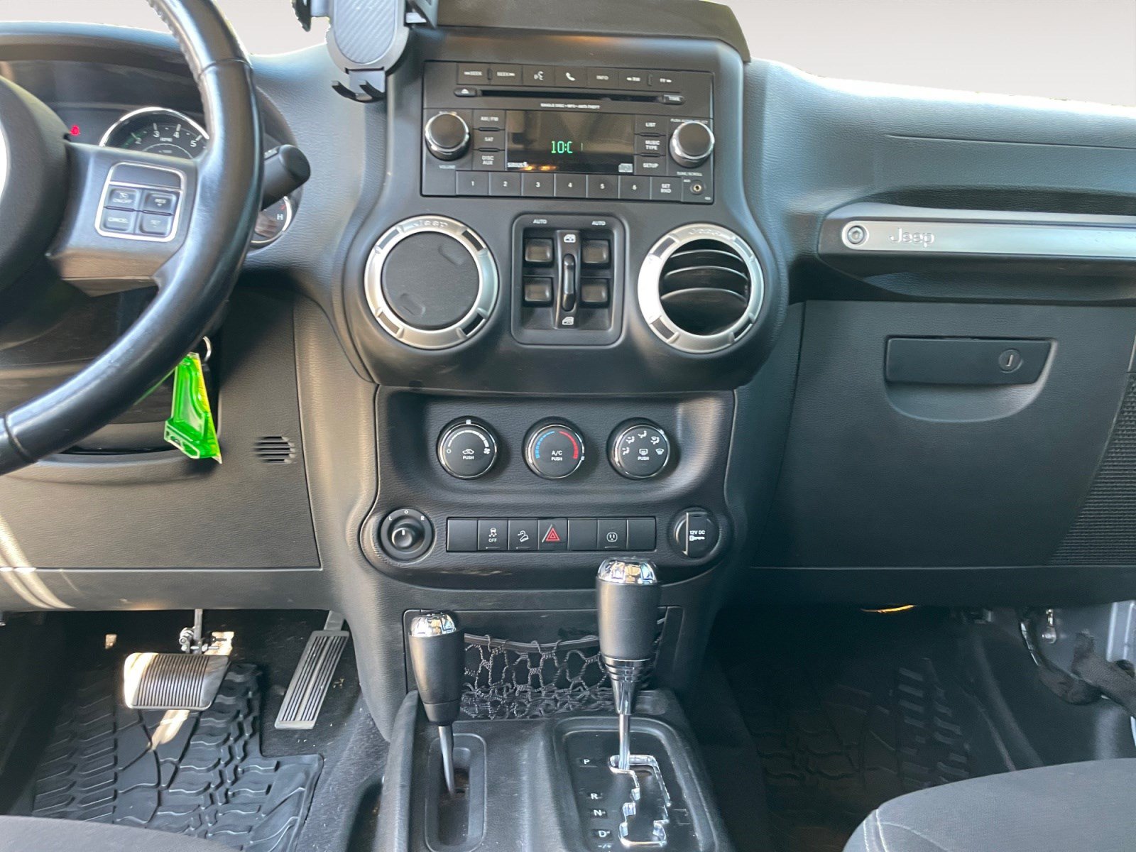 Used 2017 Jeep Wrangler Unlimited Sahara w/ Connectivity Group AWD/4WD image 12