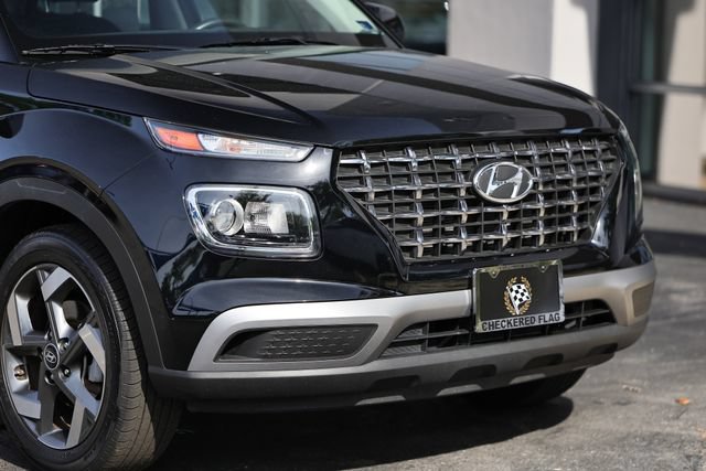 Used 2025 Hyundai Venue SEL FWD image 2