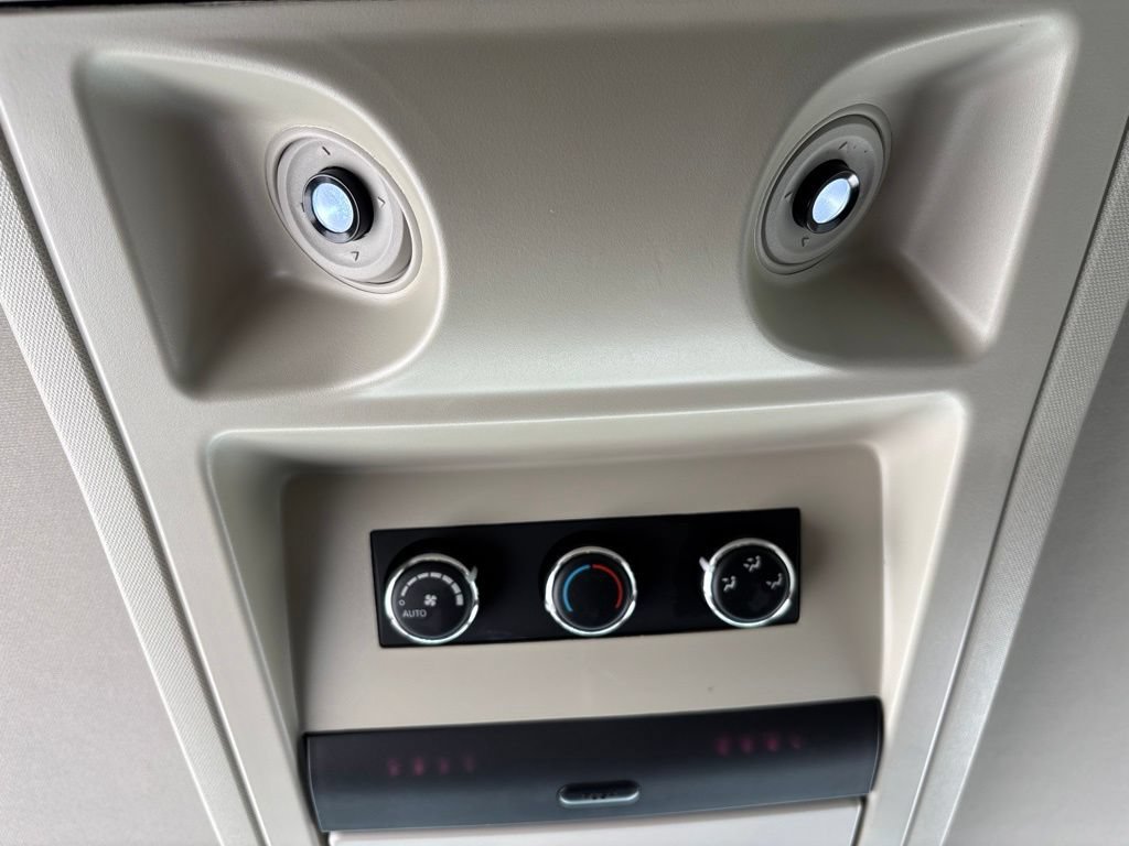 Used 2014 Chrysler Town & Country Limited FWD image 6