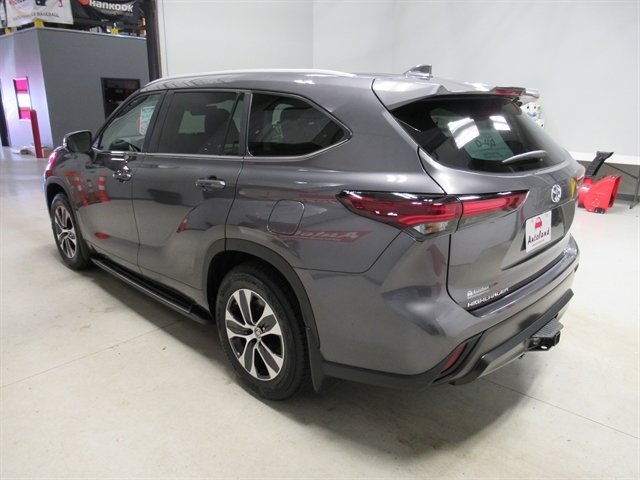 Used 2024 Toyota Highlander XLE image 4