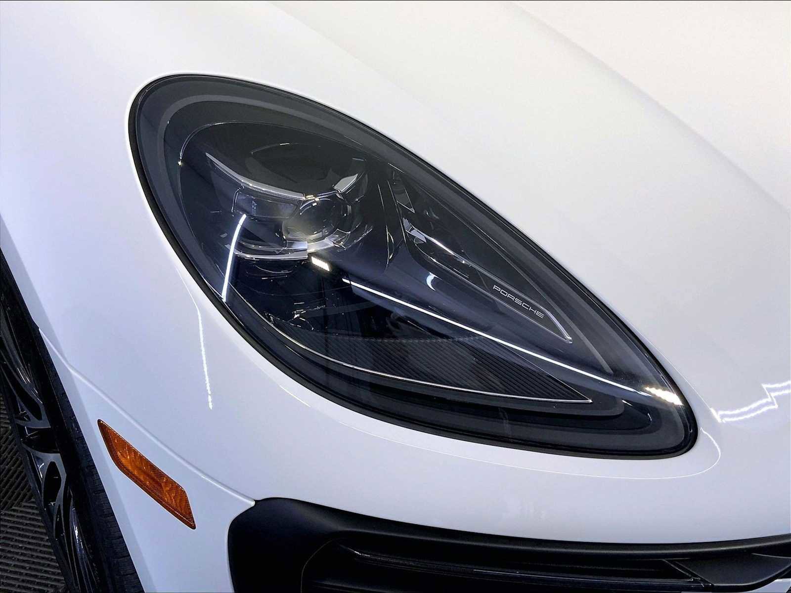 Certified 2025 Porsche Macan image 12