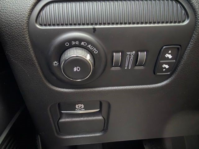 Used 2022 Jeep Wagoneer Series III AWD/4WD image 29