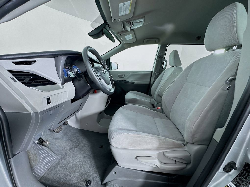 Used 2020 Toyota Sienna L image 14