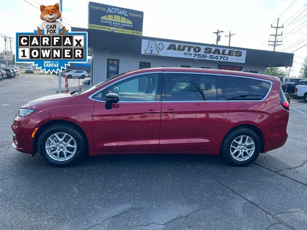 Used 2025 Chrysler Pacifica Select FWD image 1