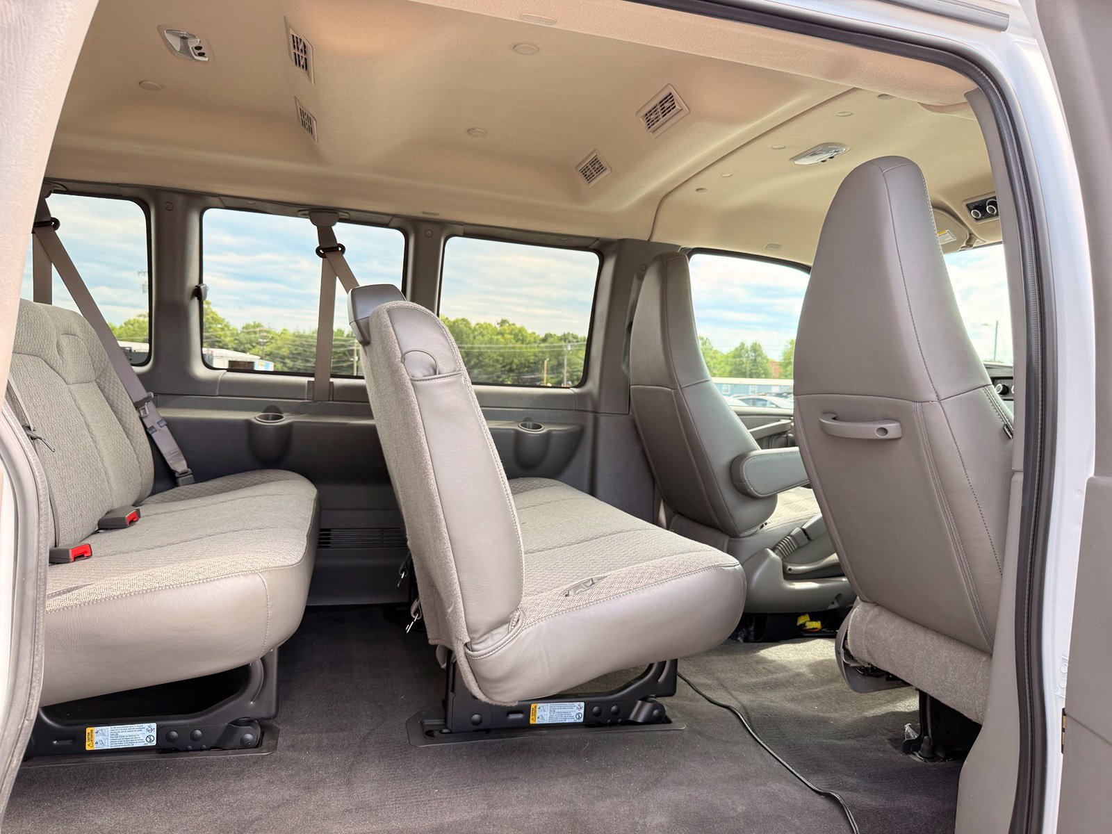 Used 2026 Chevrolet Express 3500 LT w/ LT Preferred Equipment Group RWD image 15