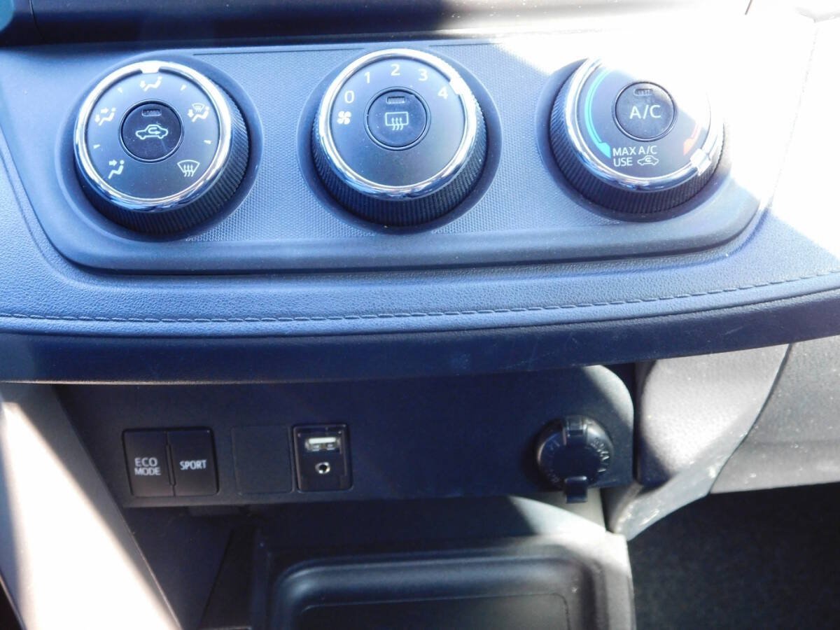 Used 2018 Toyota RAV4 LE w/ Carpet Mat Package FWD image 14