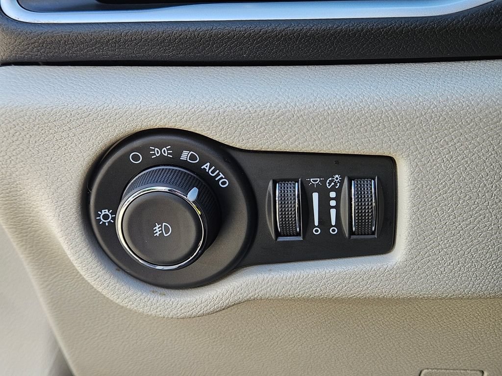 Used 2024 Chrysler Pacifica Touring-L FWD image 25