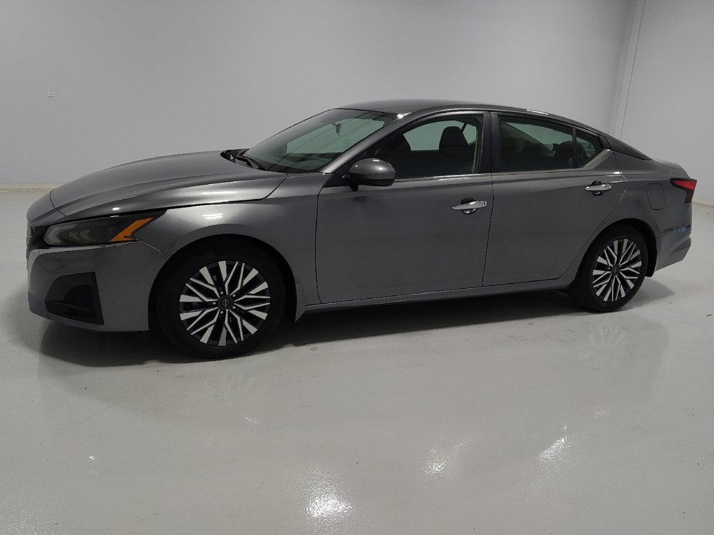 Used 2023 Nissan Altima 2.5 SV image 2