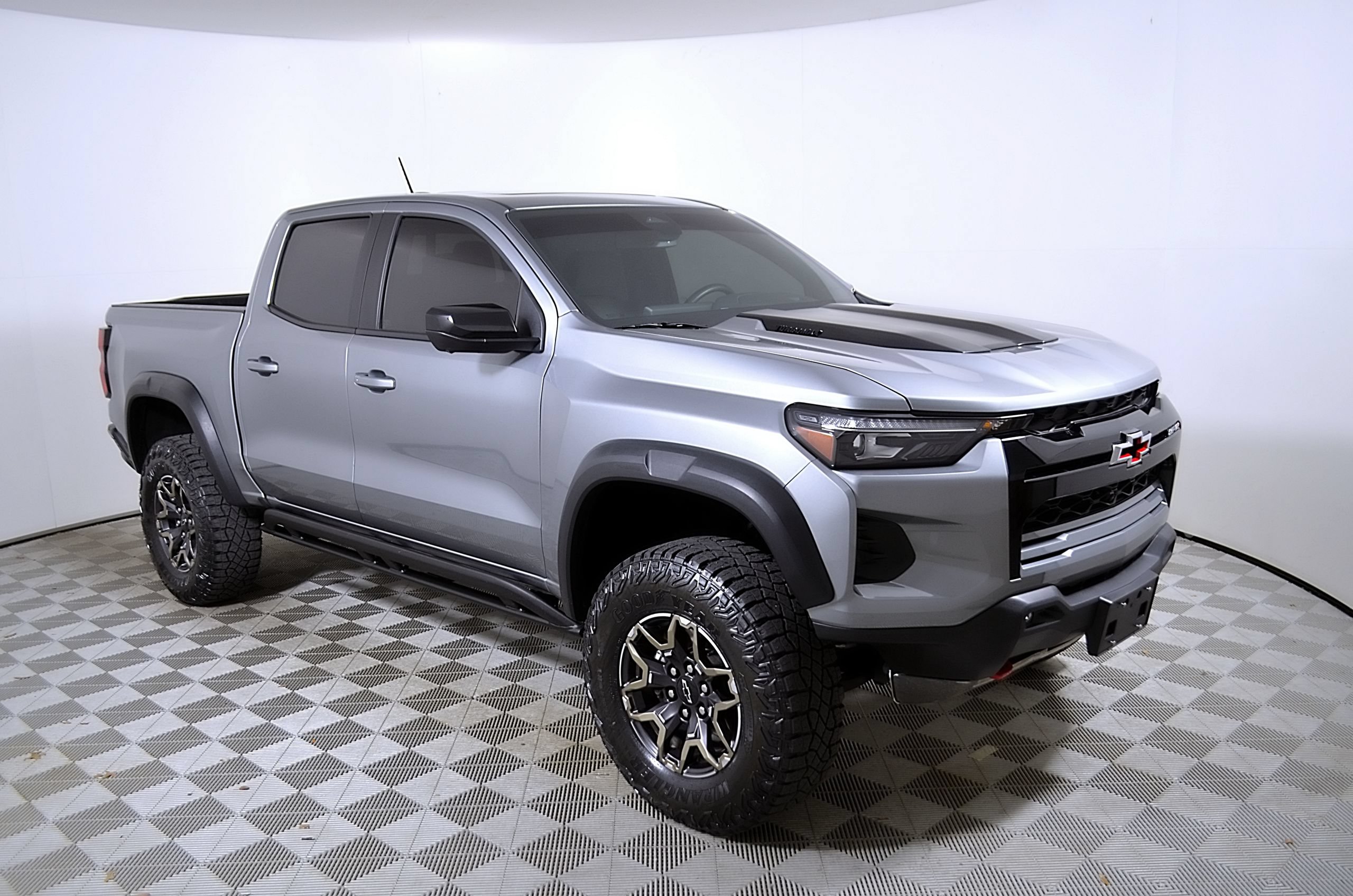 Used 2025 Chevrolet Colorado ZR2 w/ Technology Package AWD/4WD image 6