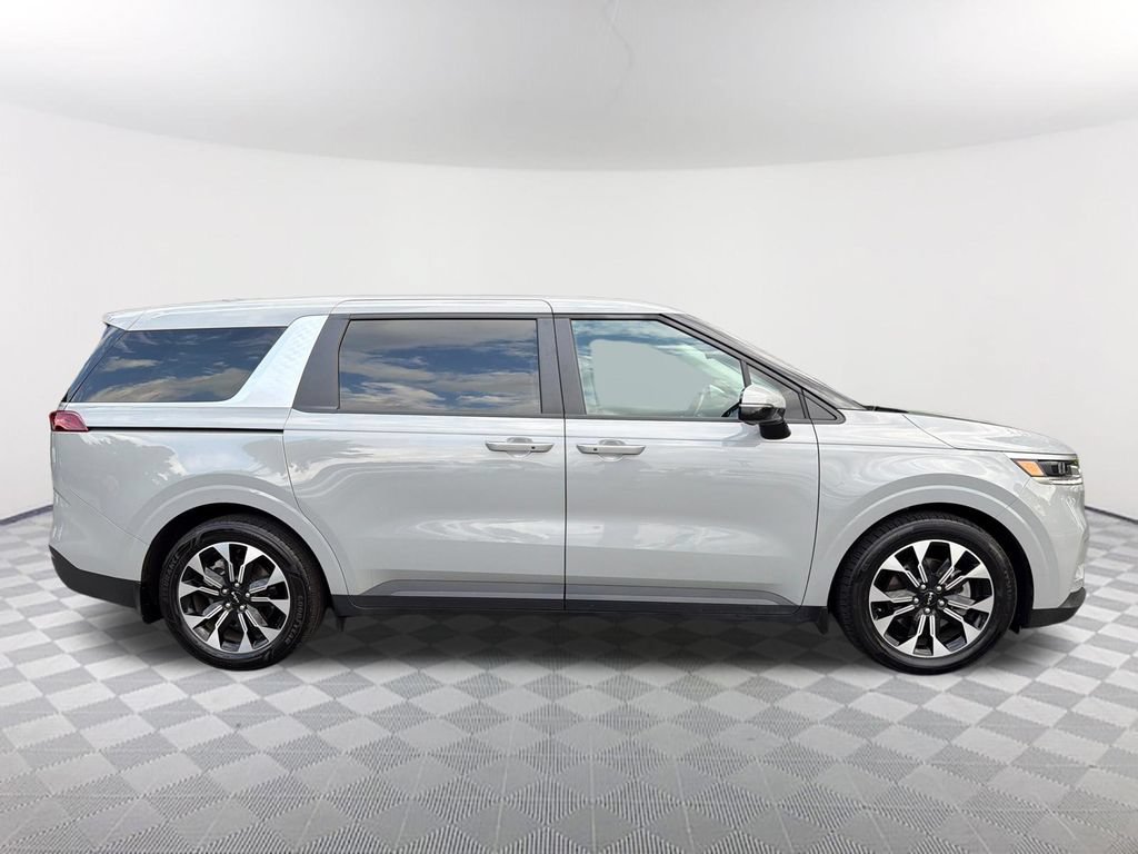 Used 2024 Kia Carnival EX FWD image 4