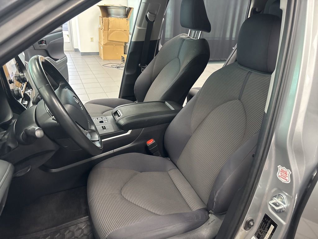 Used 2024 Toyota Highlander LE FWD image 23