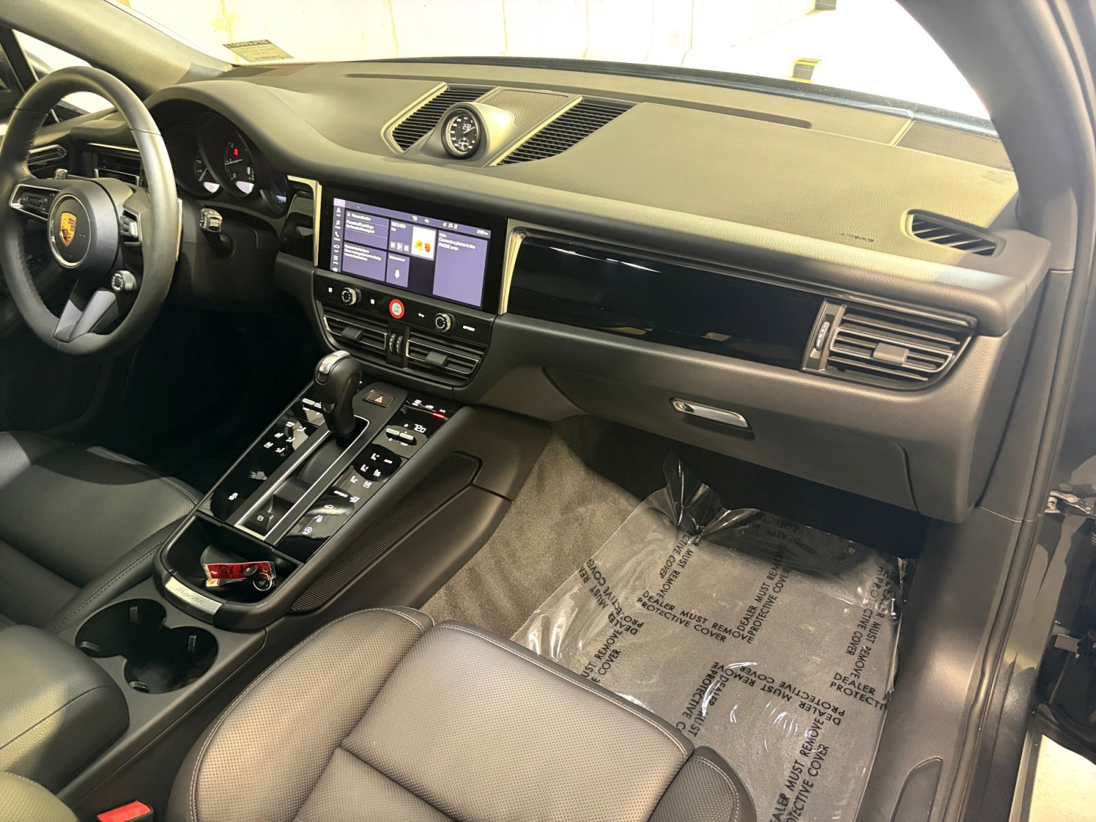 Certified 2026 Porsche Macan AWD/4WD image 18