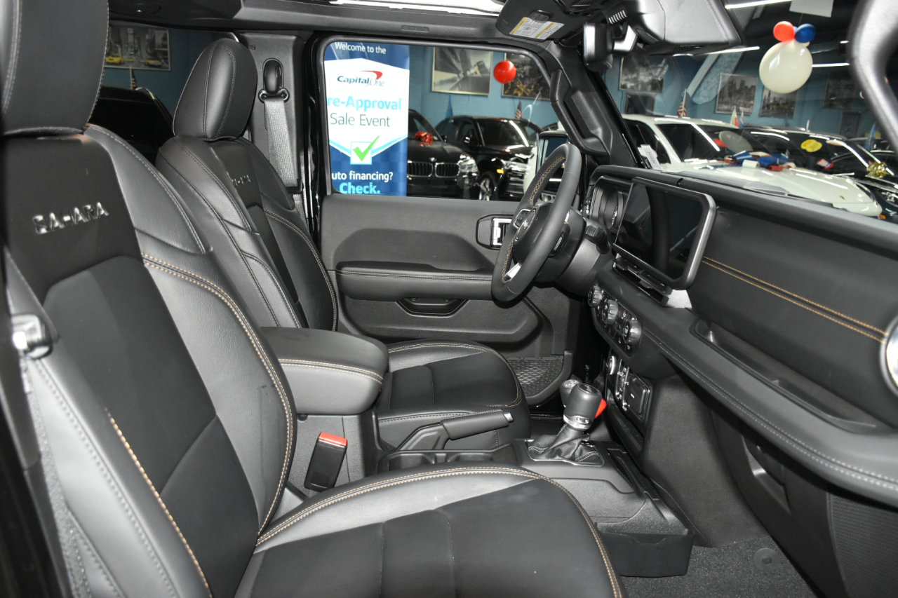 Used 2024 Jeep Wrangler Unlimited Sahara w/ Technology Group image 40