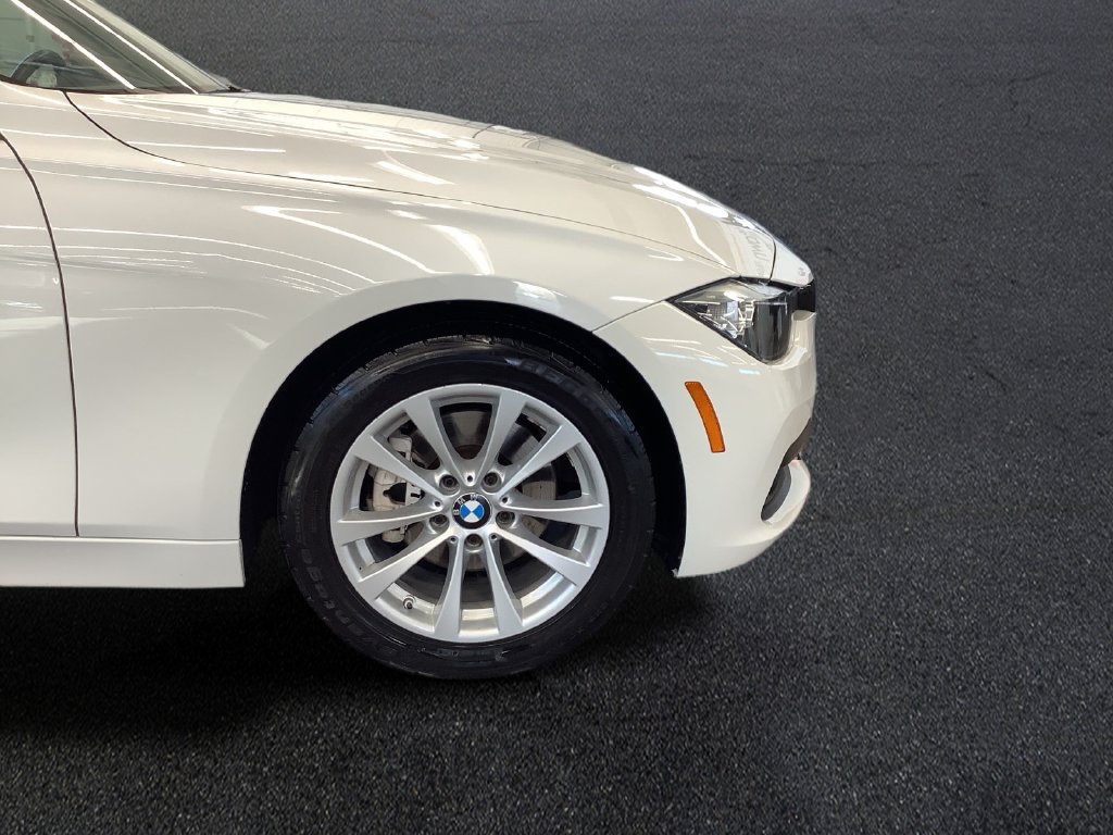 Used 2017 BMW 320i xDrive Sedan AWD/4WD image 24