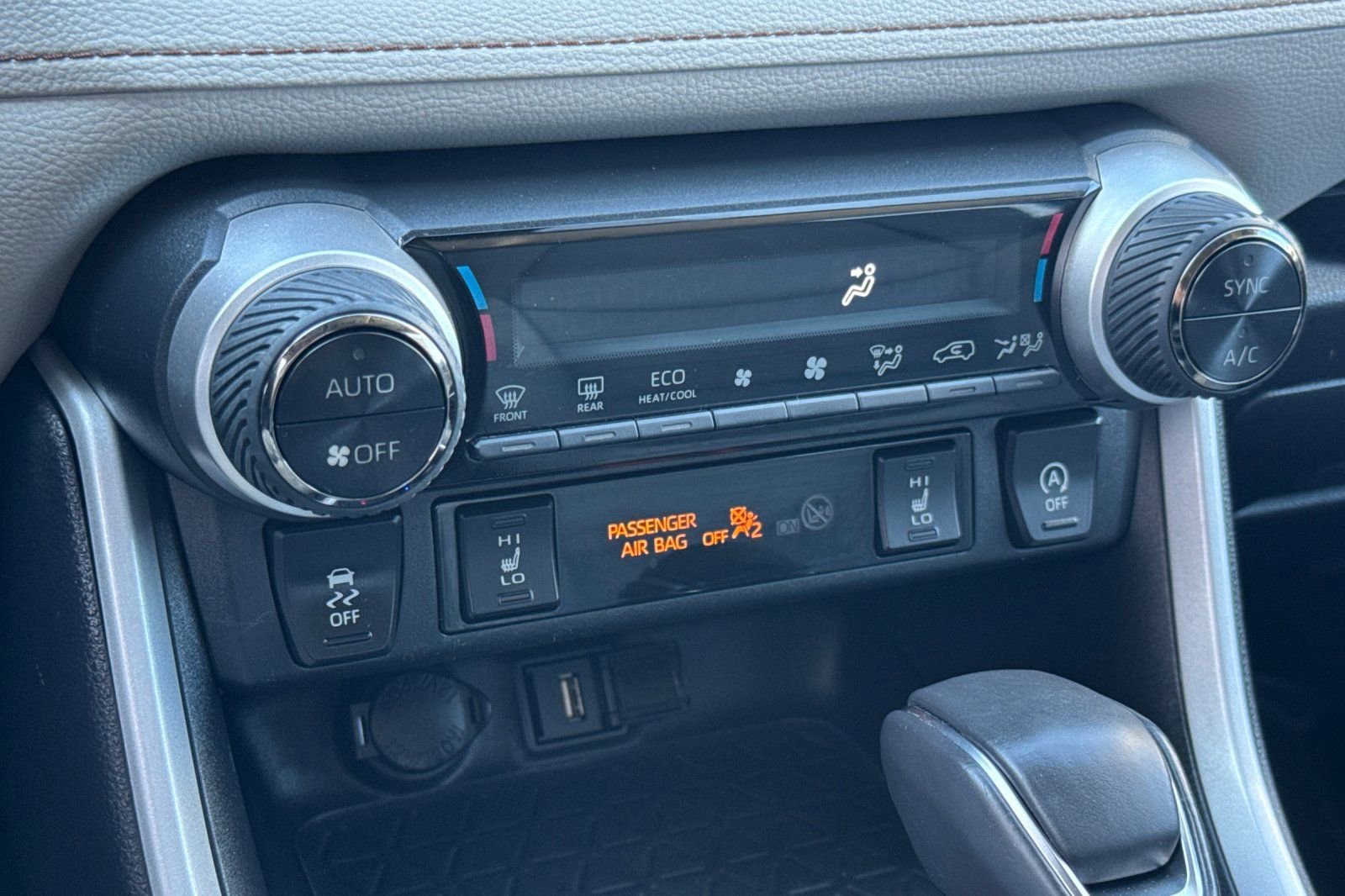 Used 2022 Toyota RAV4 XLE Premium image 21