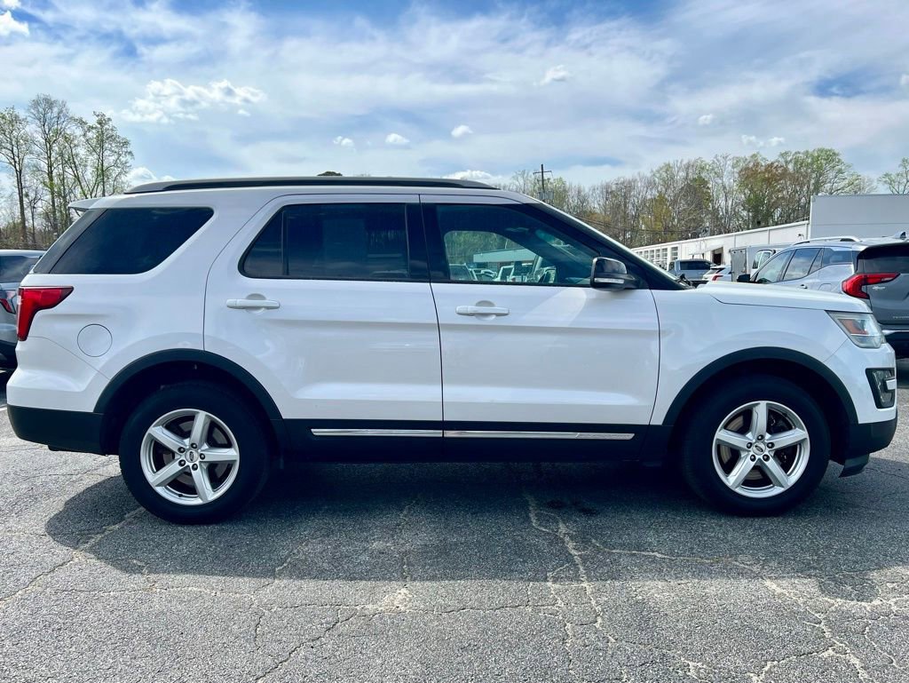 Used 2016 Ford Explorer XLT w/ Equipment Group 202A image 2