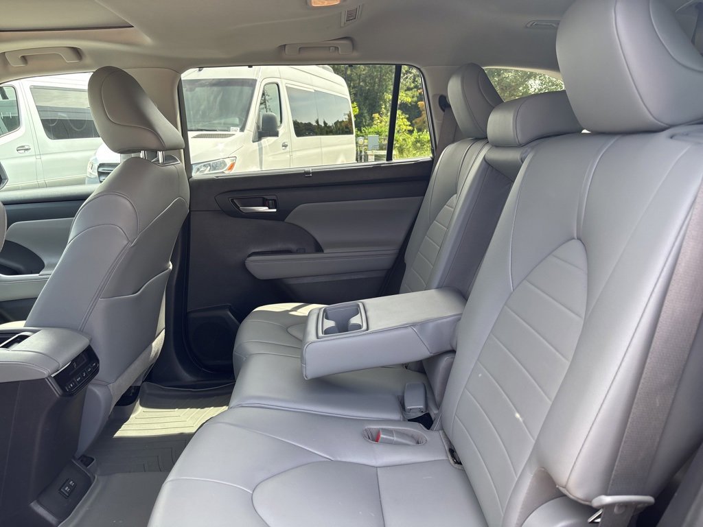 Used 2021 Toyota Highlander XLE image 25
