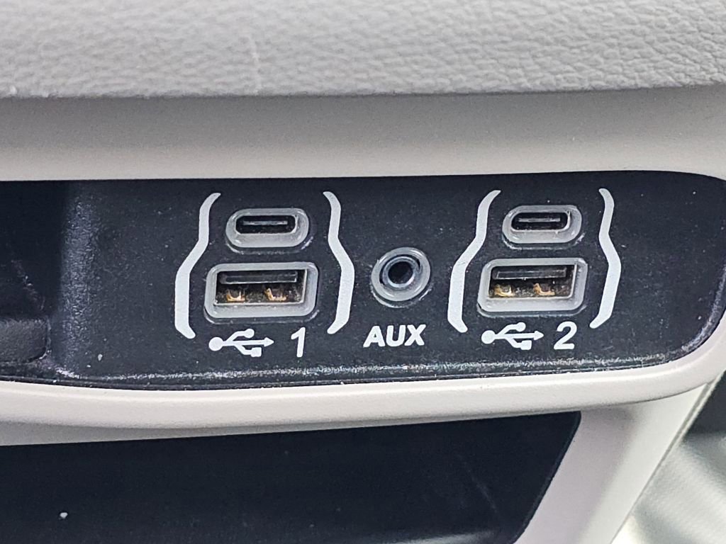 Used 2023 Chrysler Voyager LX image 14