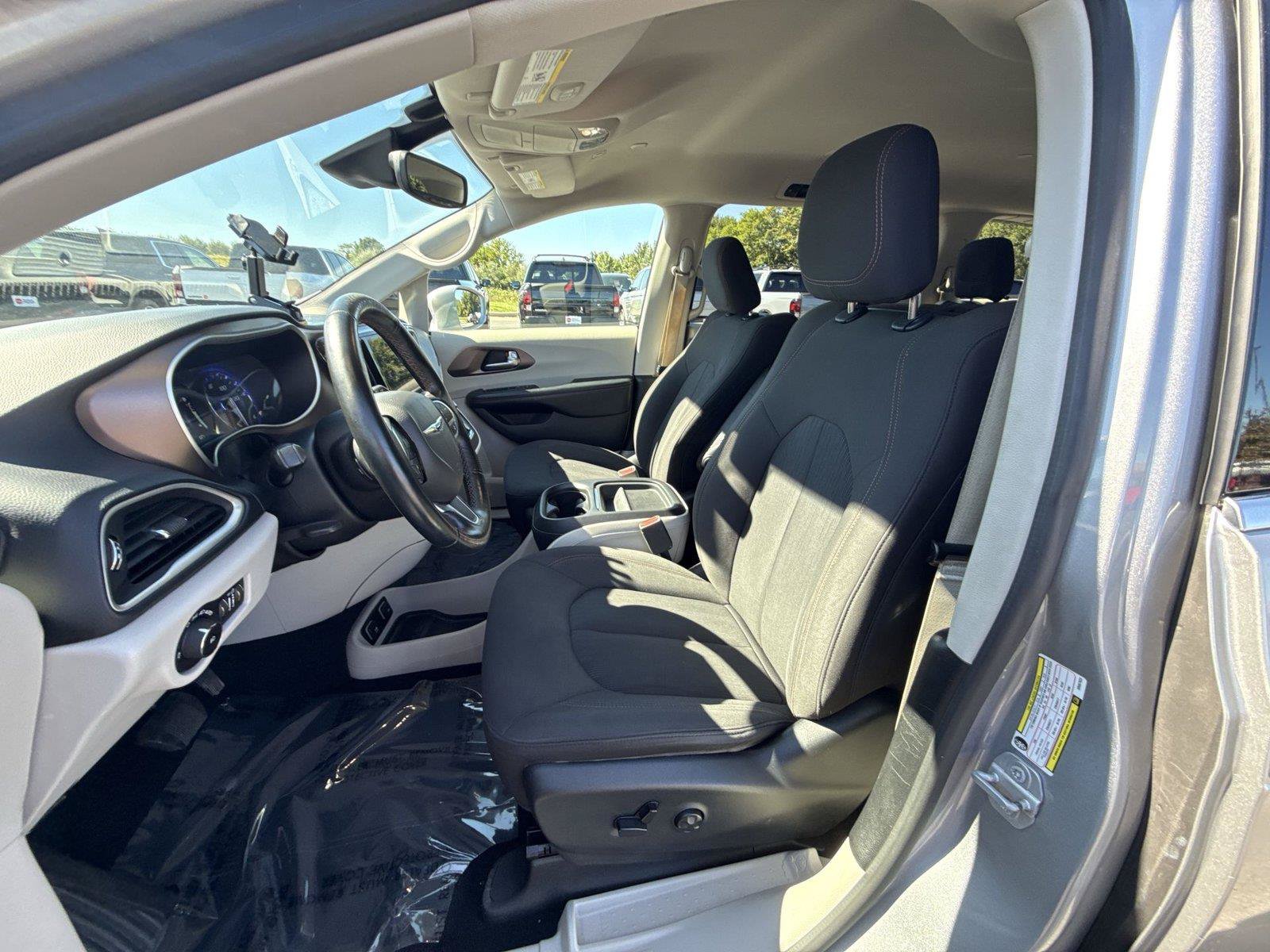 Used 2019 Chrysler Pacifica Touring Plus w/ Advanced Safetytec Group FWD image 14