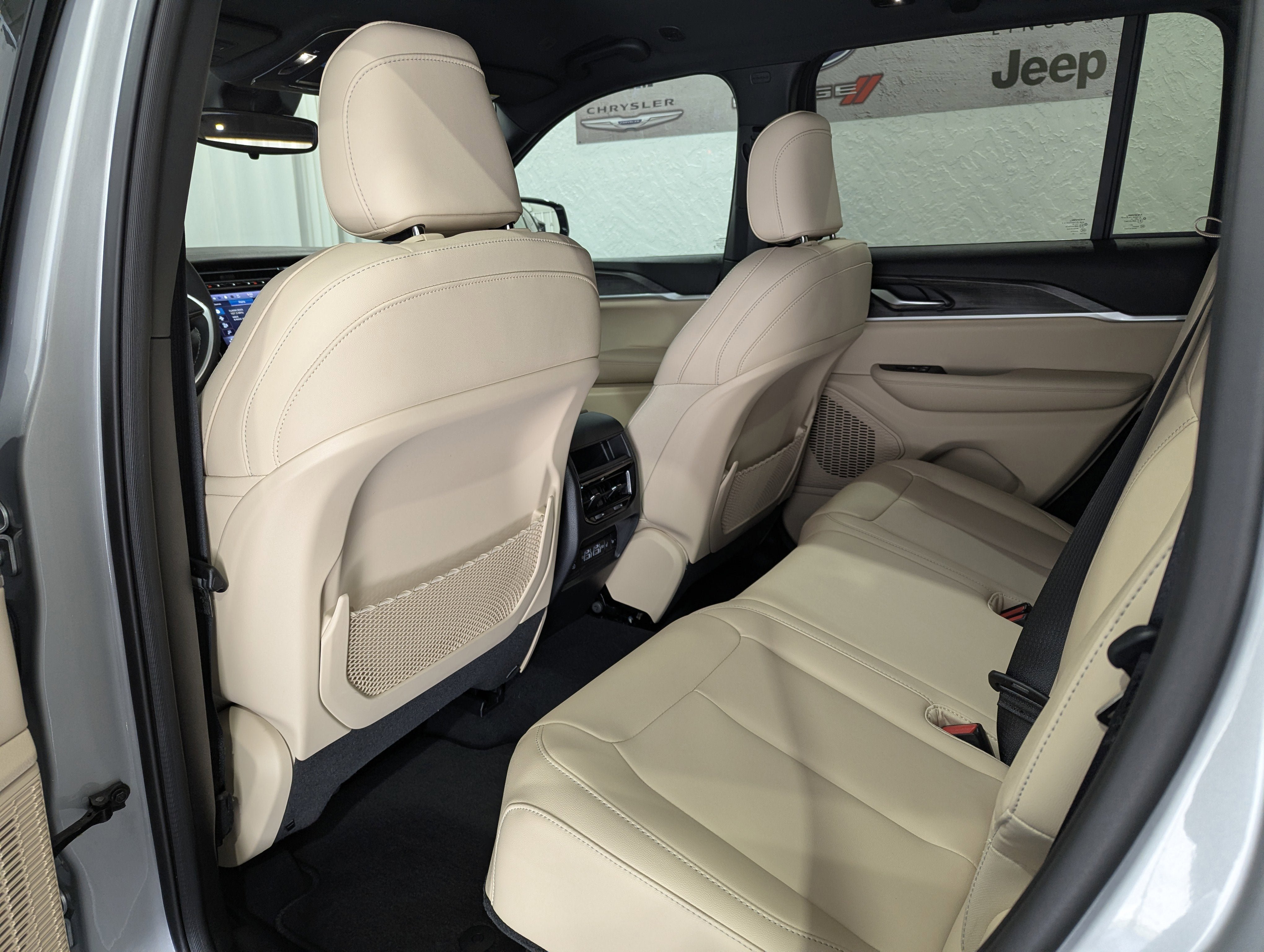 Used 2024 Jeep Grand Cherokee Limited image 11