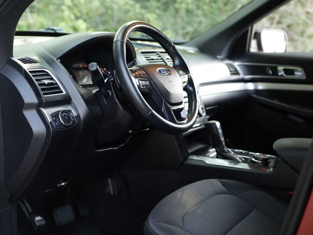 Used 2017 Ford Explorer XLT AWD/4WD image 9