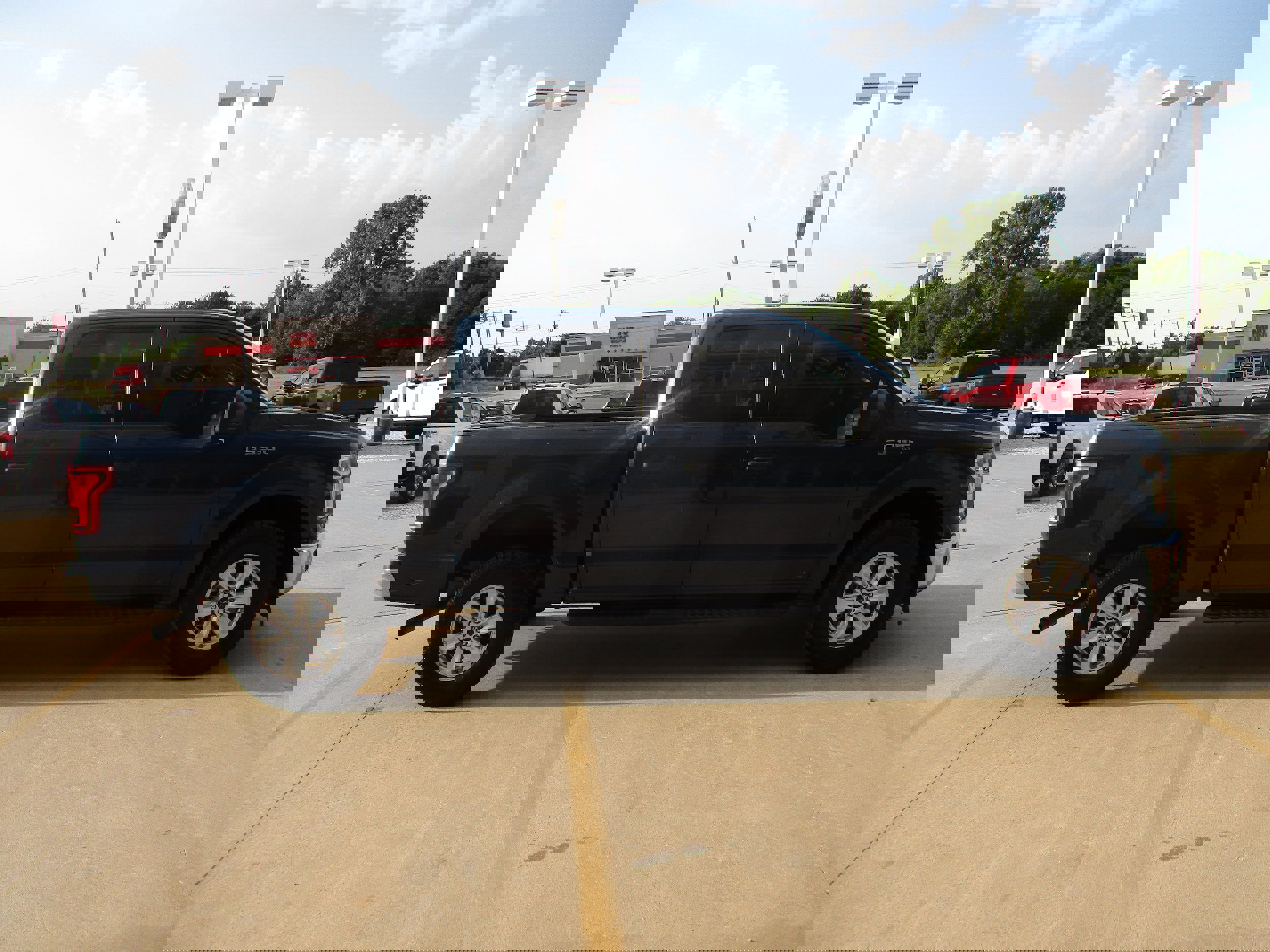 Used 2017 Ford F150 XLT w/ Trailer Tow Package image 11