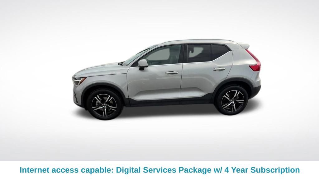 Used 2025 Volvo XC40 B5 Core image 3