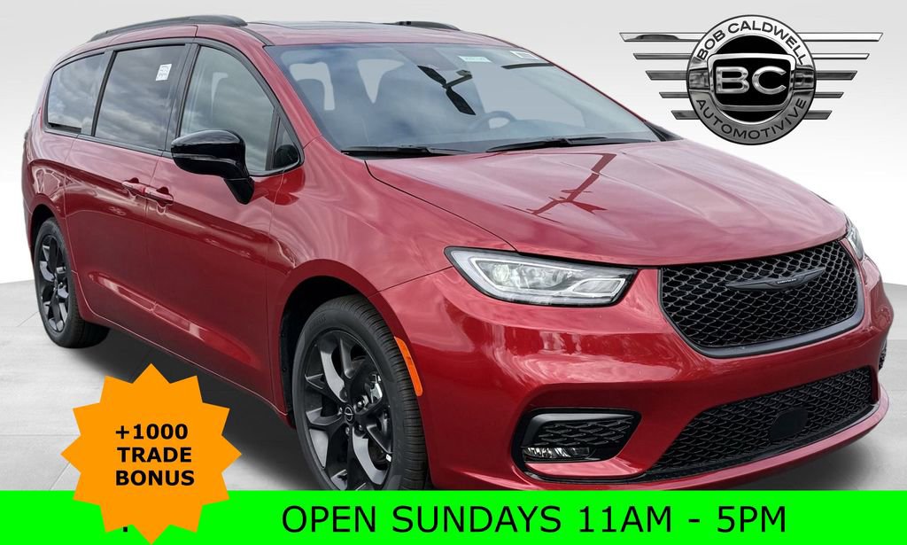 New 2026 Chrysler Pacifica Limited w/ Uconnect Theater Family Group