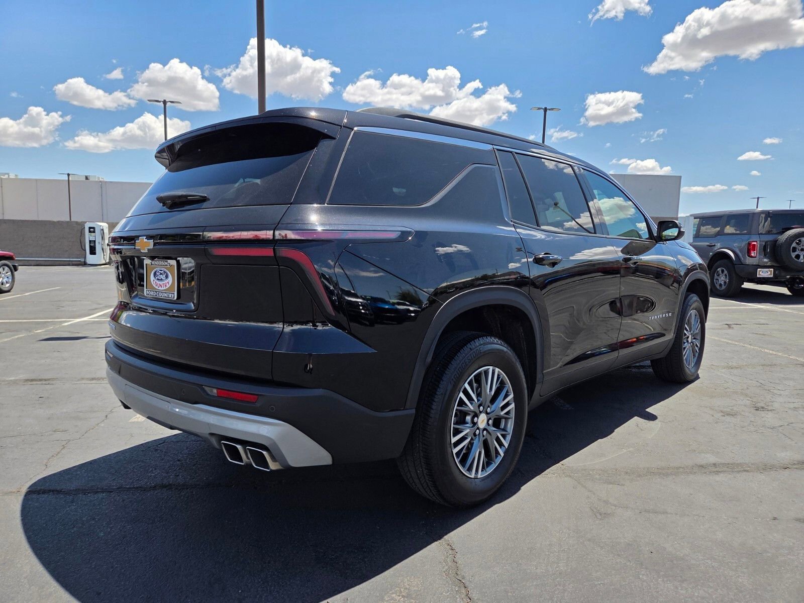 Used 2025 Chevrolet Traverse LT FWD image 6