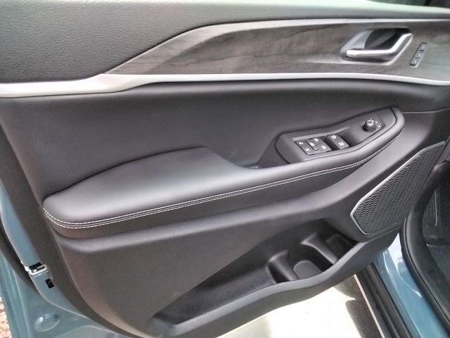 New 2026 Jeep Grand Cherokee Limited w/ Luxury Tech Group II AWD/4WD image 4