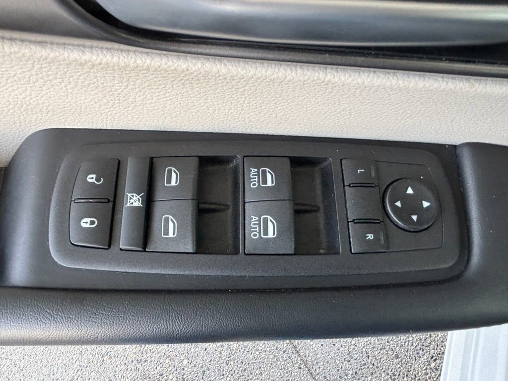 Used 2024 Chrysler Pacifica Touring-L FWD image 24