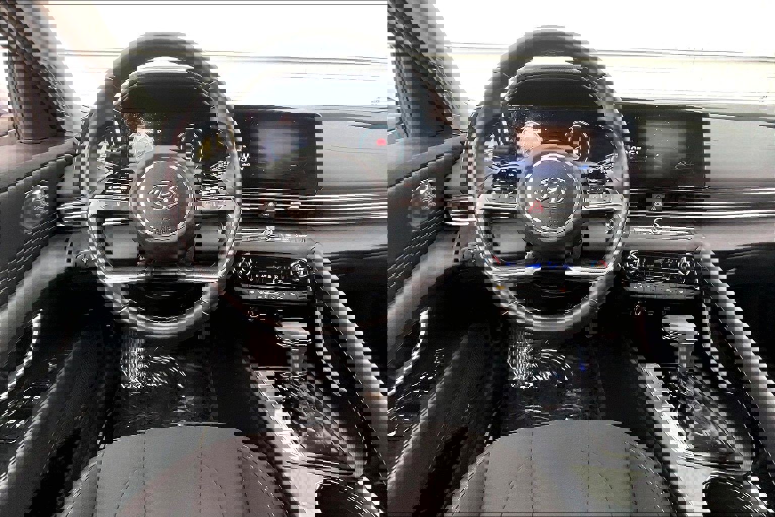 Used 2023 Hyundai Elantra SEL w/ Convenience Package image 6