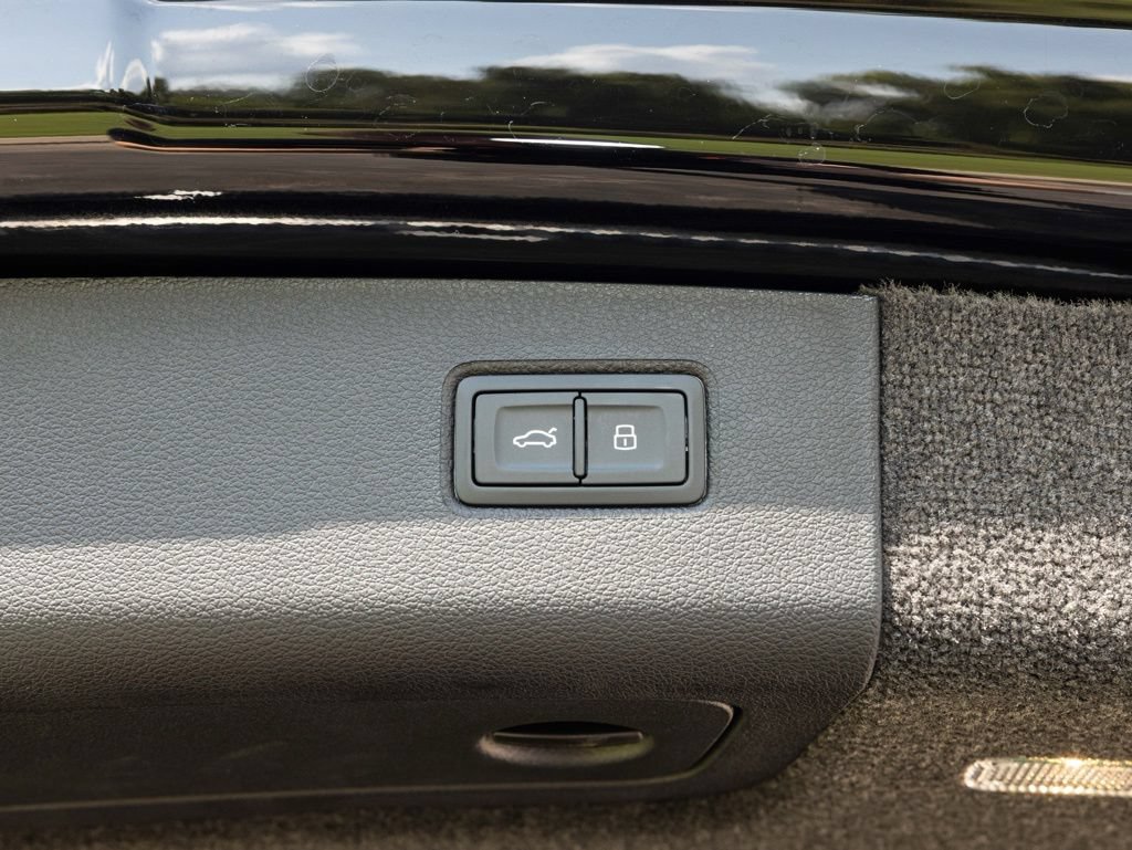 Used 2025 Bentley Bentayga AWD/4WD image 64