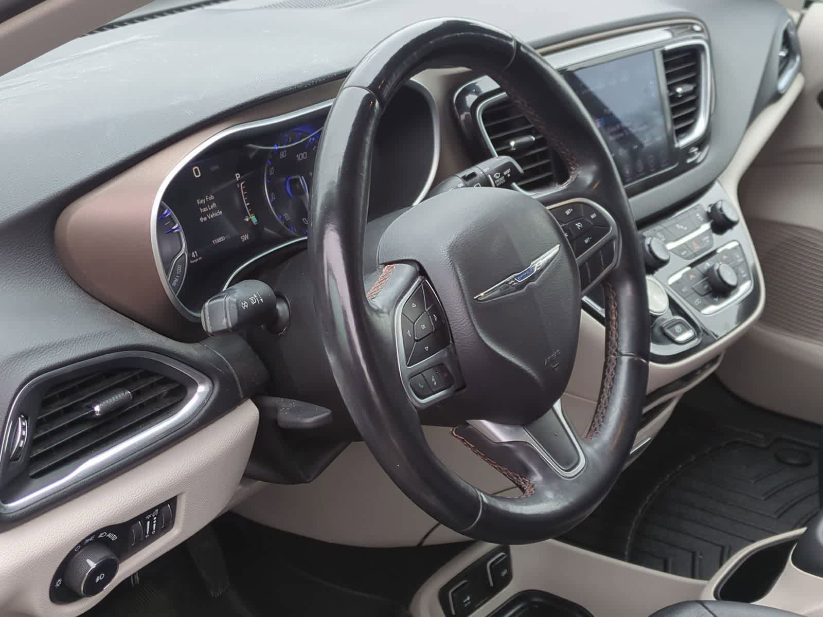 Used 2018 Chrysler Pacifica Touring-L Plus w/ Tire & Wheel Group FWD image 10