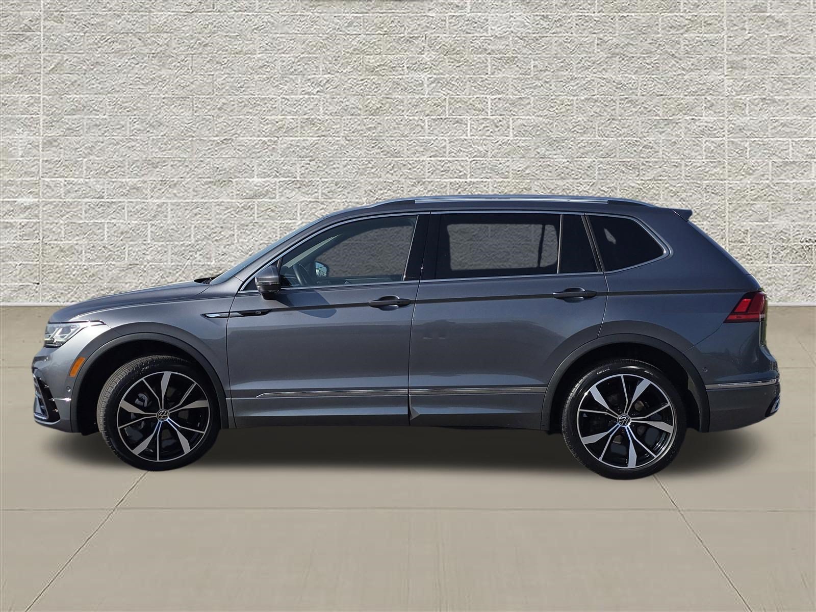 Certified 2023 Volkswagen Tiguan SEL R-Line AWD/4WD image 4