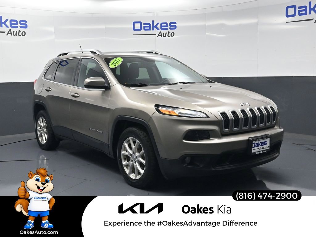 Used 2017 Jeep Cherokee Latitude w/ Cold Weather Group FWD image 1