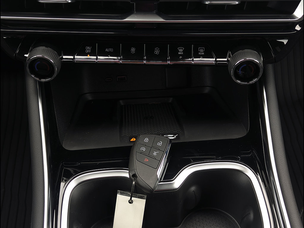 New 2026 Chevrolet Traverse LT w/ LPO, Floor Liner Package FWD image 25