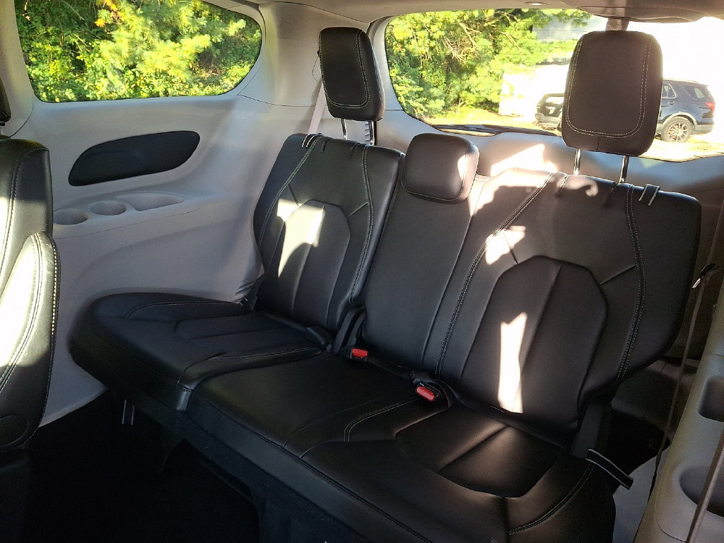Used 2024 Chrysler Pacifica Touring-L FWD image 12