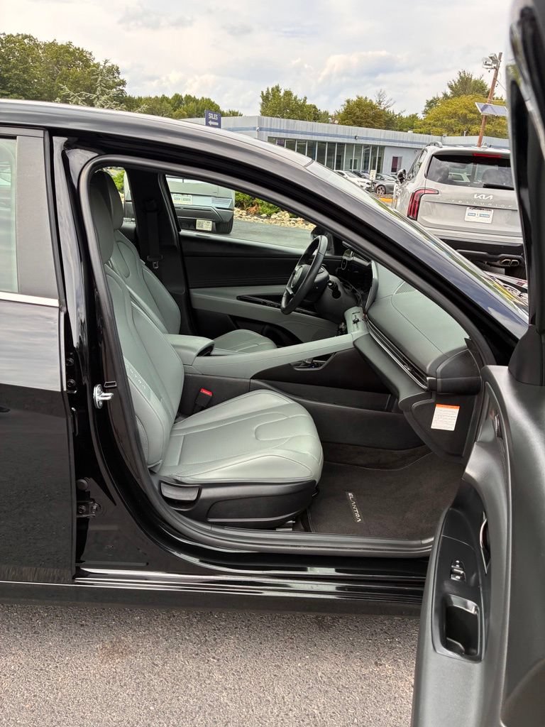Used 2025 Hyundai Elantra Limited w/ Cargo Package FWD image 19
