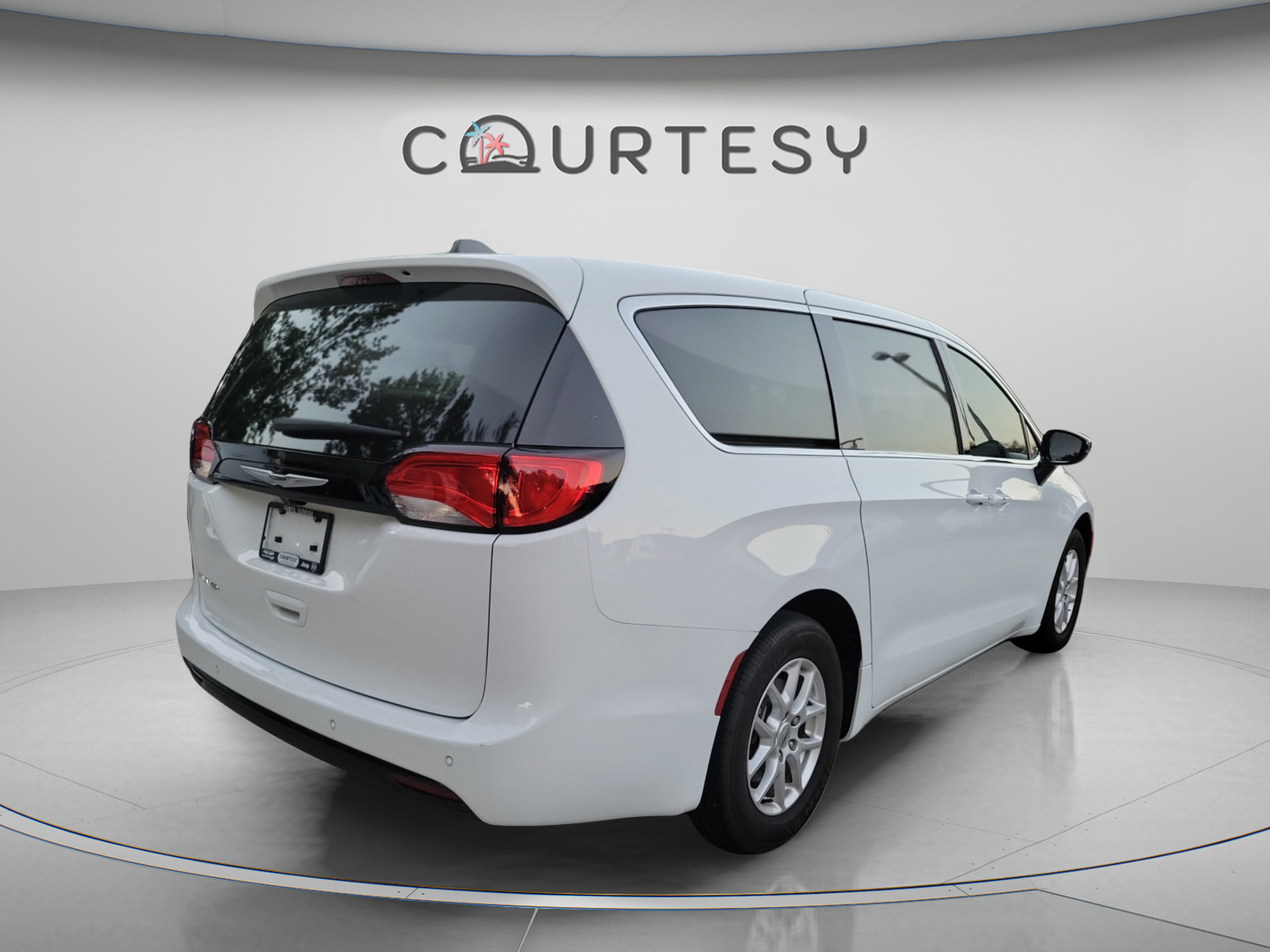 Used 2025 Chrysler Voyager LX FWD image 3