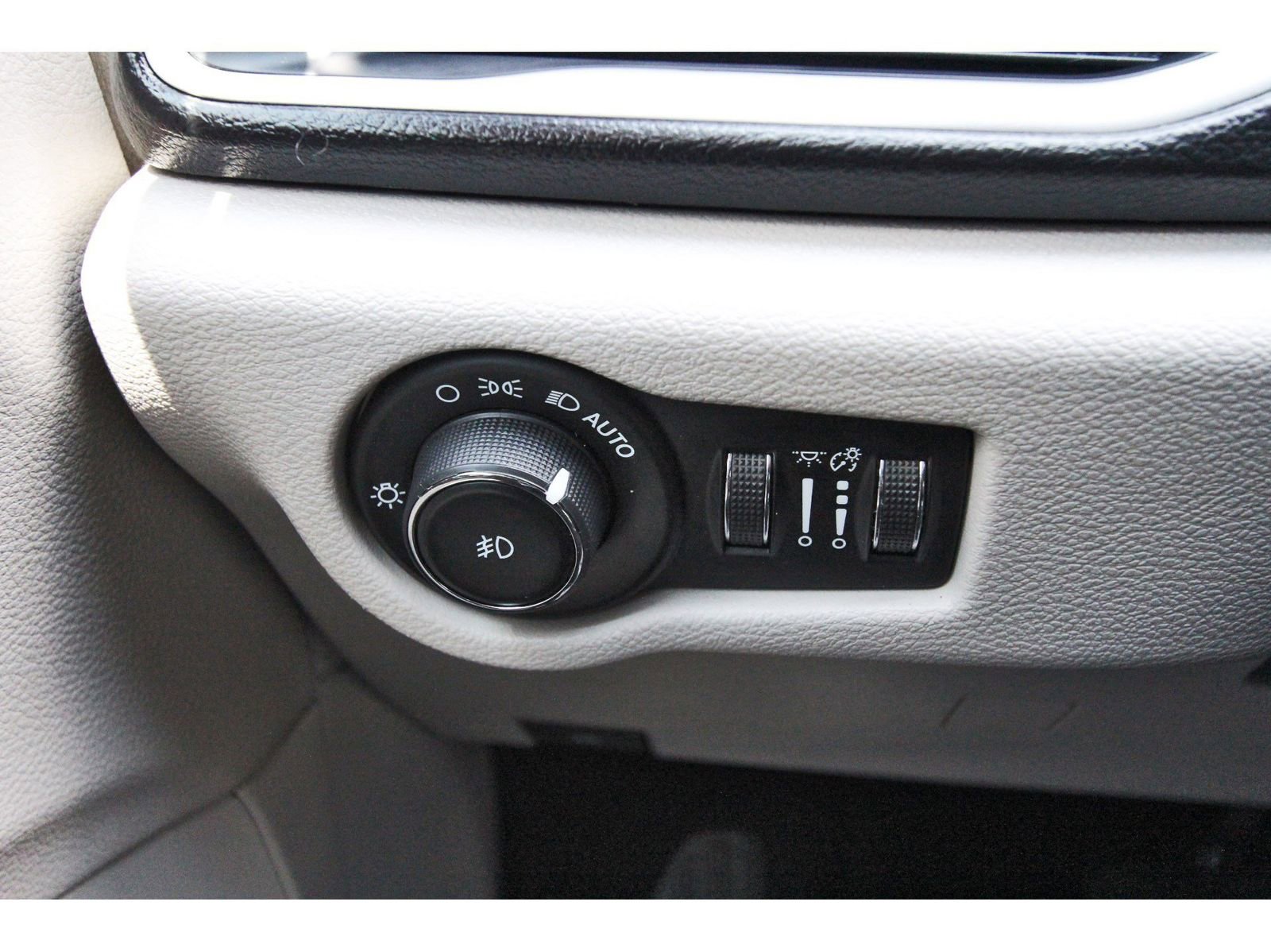 Used 2018 Chrysler Pacifica Touring Plus image 18